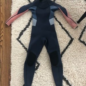 The Billabong Girls' 3/2 Synergy wetsuit